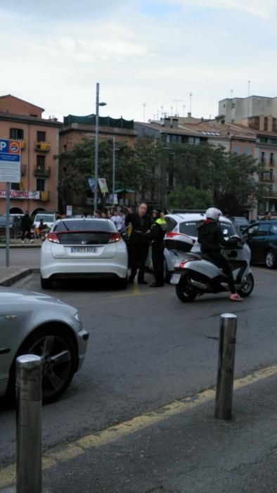 El vehicle i el conductor que ha atropellat la dona conversant amb una policia