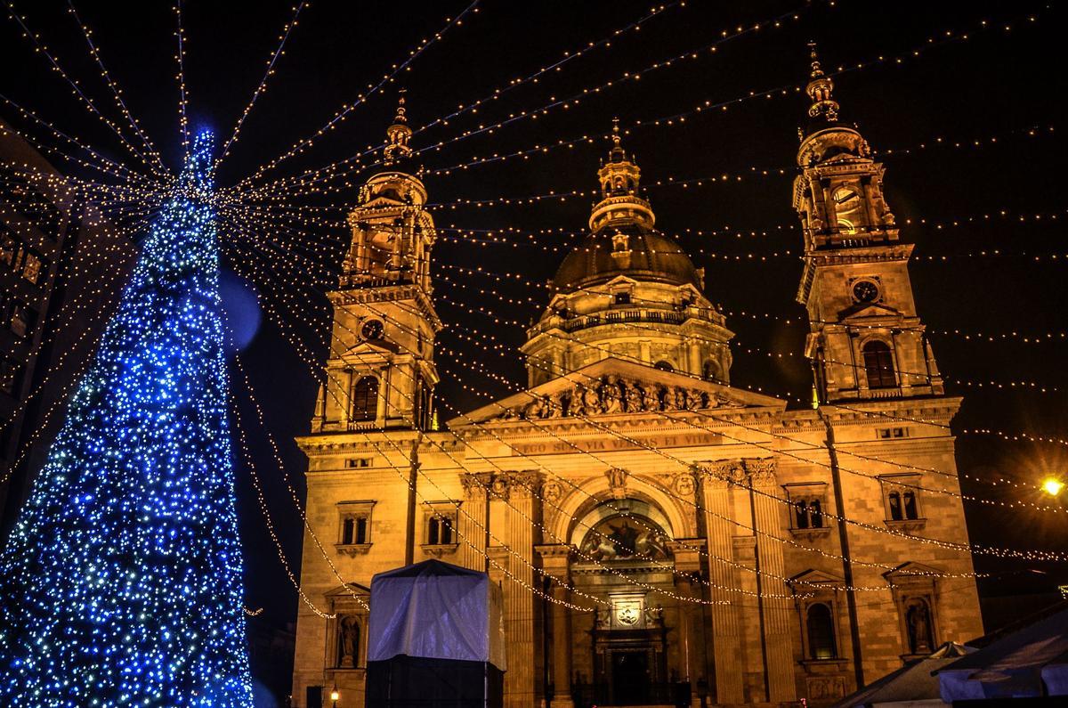 Así luce la Catedral de San Esteban durante la Navidad