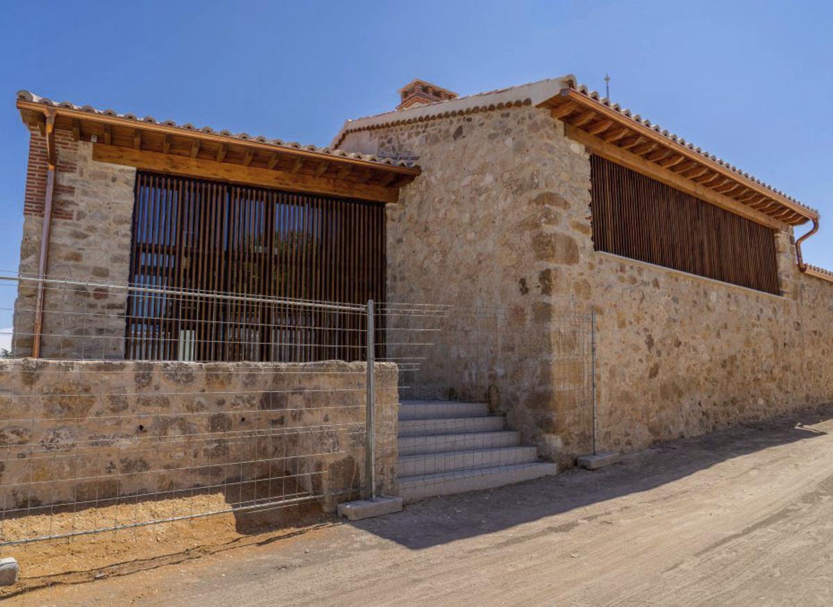 Diferentes vistas del nuevo edificio que reproduce la casa labriega del siglo XVIII, levantada con adobe, piedra y ladrillo para respetar la forma de construir de la época como parte del patrimonio paisajístico y cultural del Duero en Zamora. | LUCAS ANTA