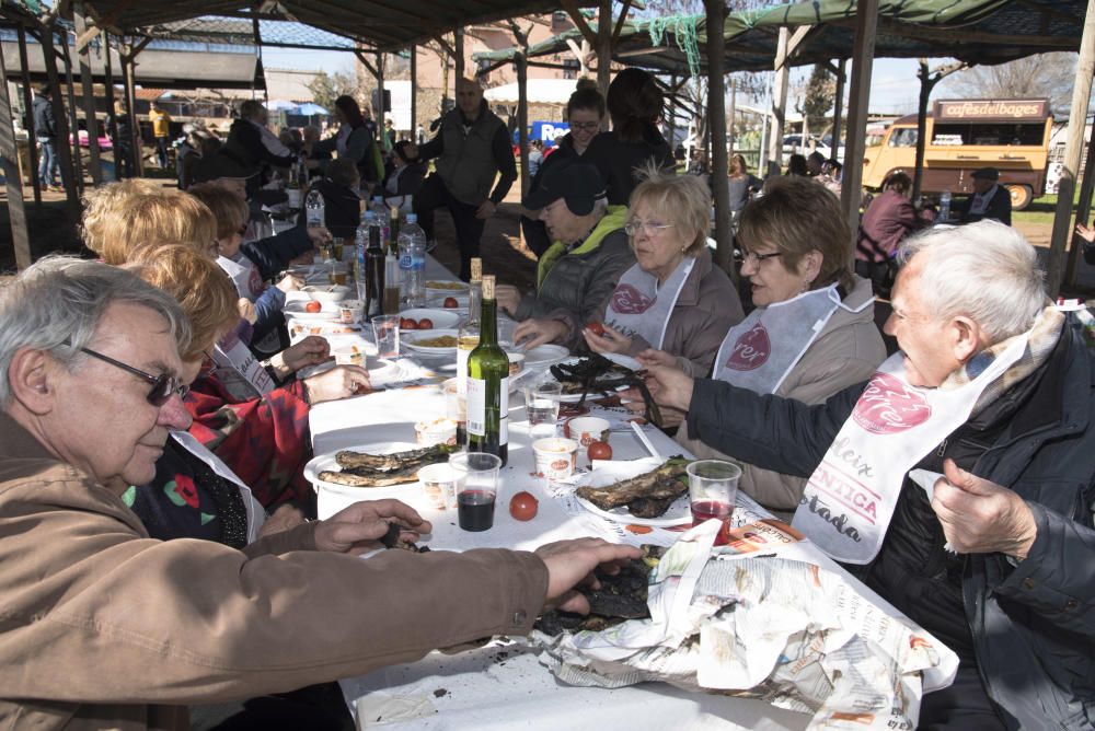 Famílies vingudes d''arreu de la Catalunya central i també de fora comparteixen àpat a Manresa amb productes de la terra