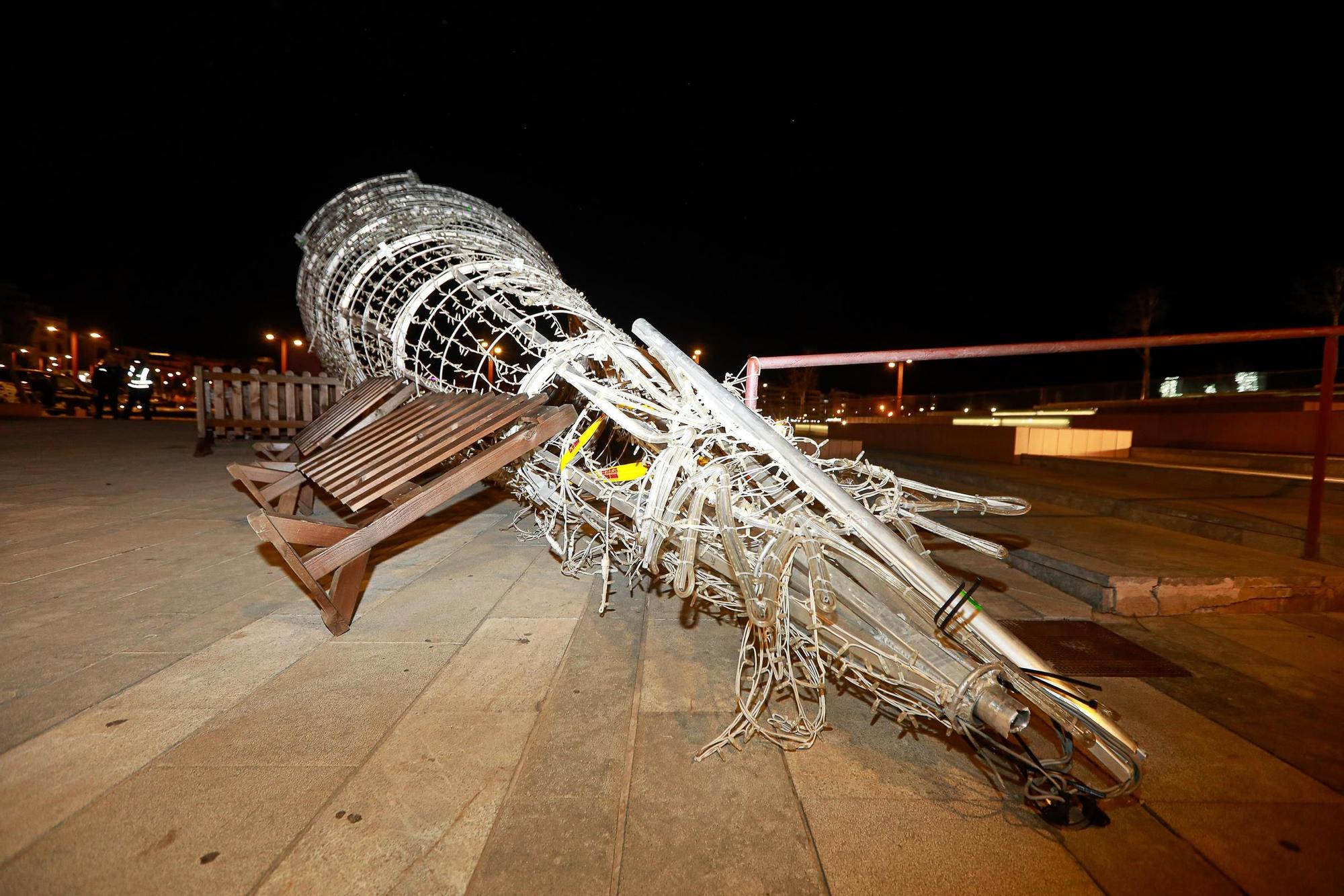 El viento derriba un árbol de navidad en el puerto de Ibiza y provoca una herida leve