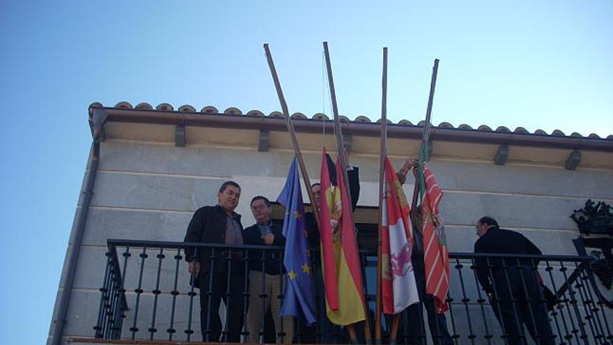 Concejales de Villaralbo arrían las banderas del Consistorio en señal de luto