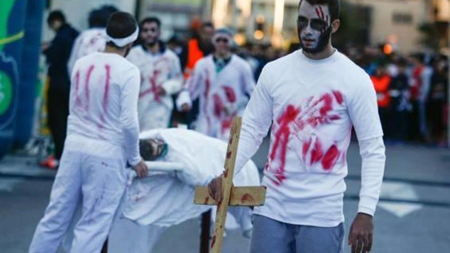 Los muertos vivientes tomaron ayer el centro de Elche en la divertida y solidaria iniciativa de la Carrera de Equipos contra Zombies.