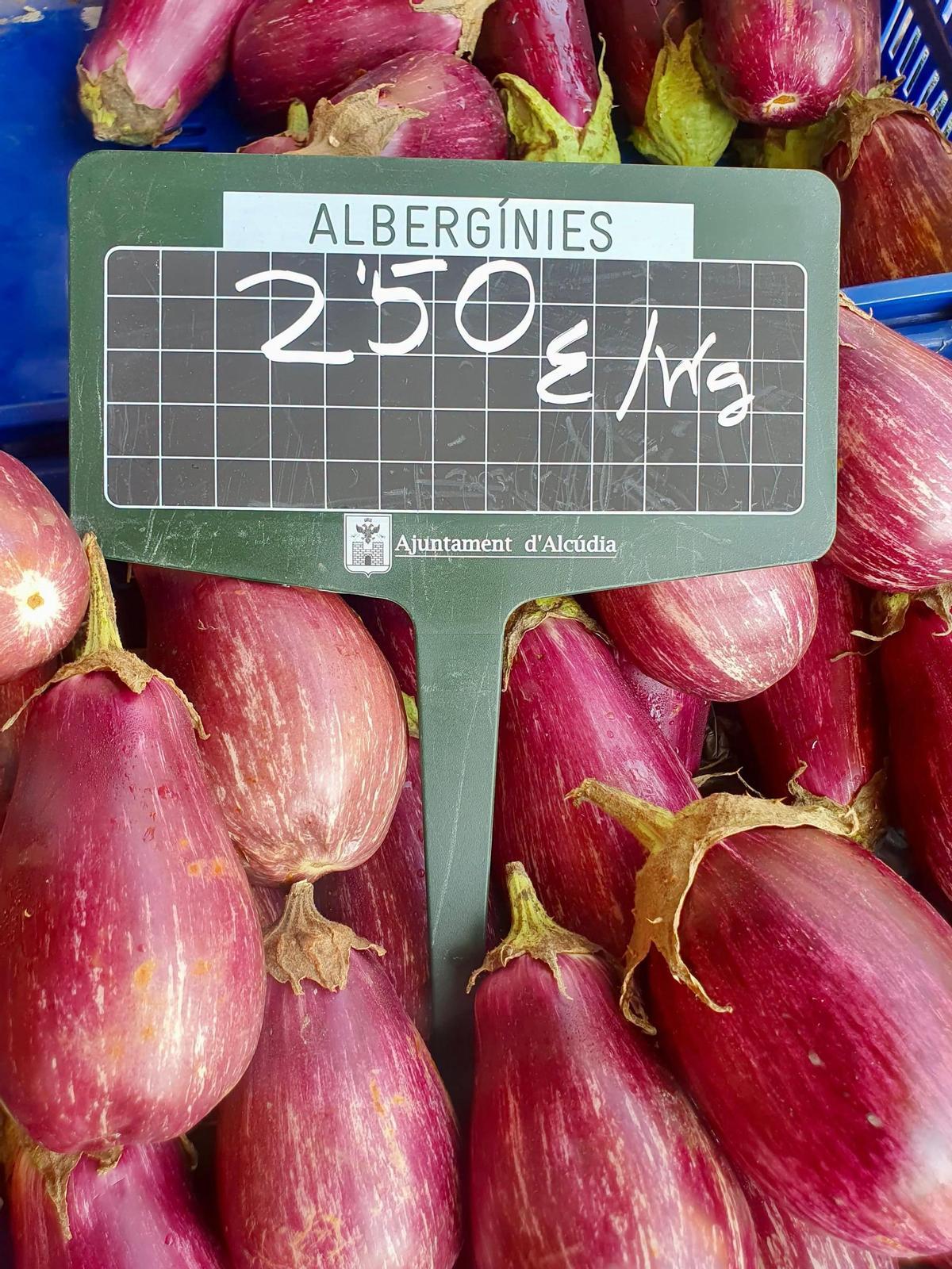El cartel relativo a las berenjenas, traducido a la lengua propia de la isla.