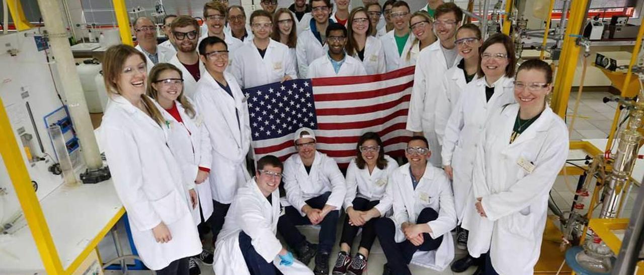 El grupo de profesores asturianos y alumnos americanos, en uno de los laboratorios de la Facultad de Química.