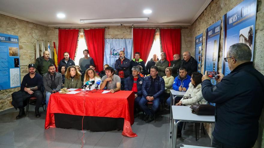 Representantes de las plataformas creadas en defensa de las rías de Arousa y Muros-Noia, ayer, en Vilagarcía. | // IÑAKI ABELLA