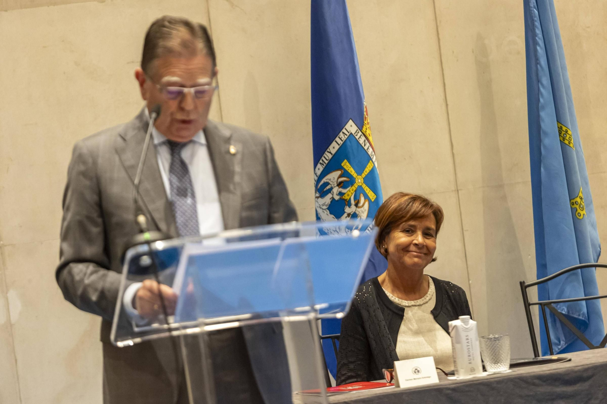La Asociación Día de Galicia en Asturias entrega su medalla de oro a Adrián Barbón y Carmen Moriyón