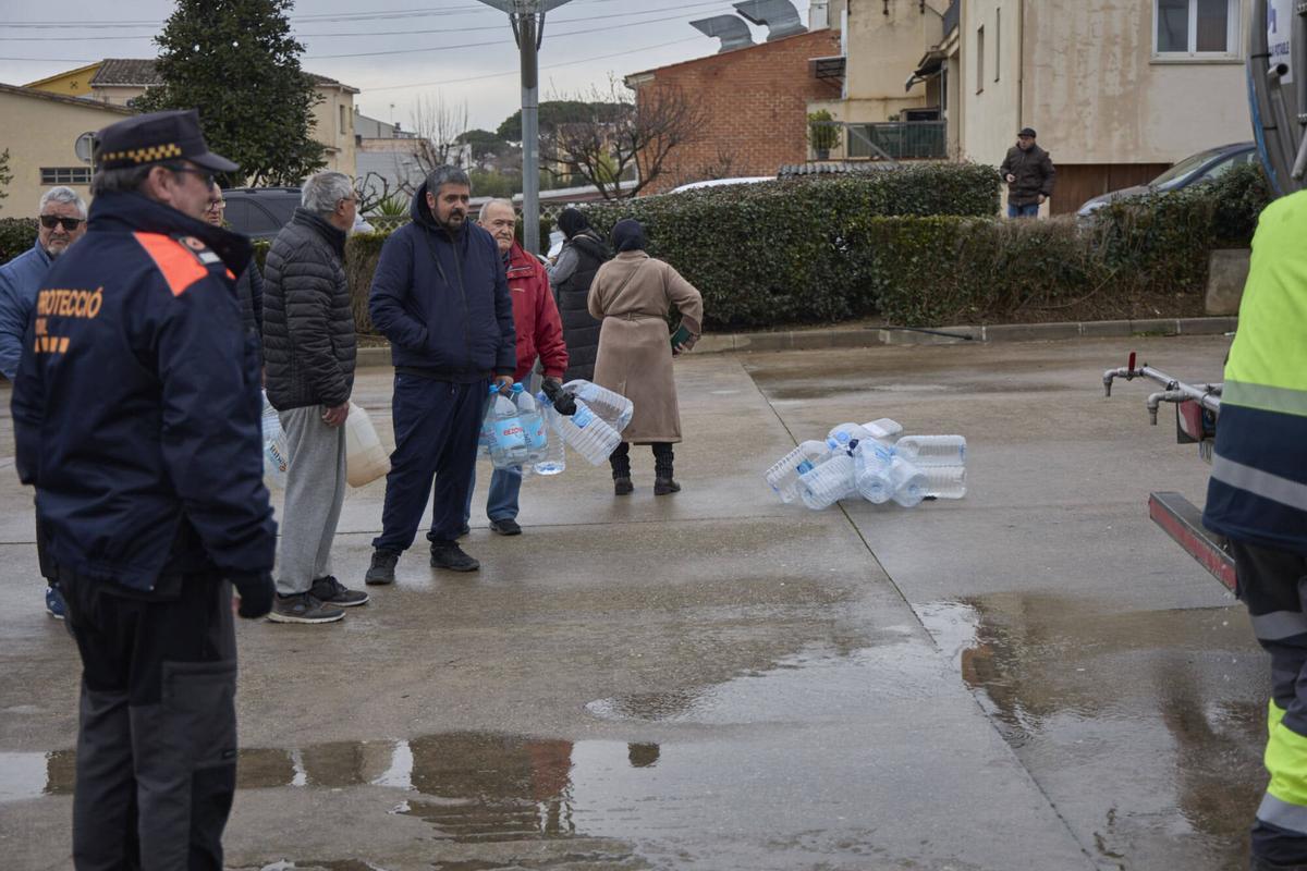 20260122 Veins de Sils agafen aigua potable d´un camió cisterna a causa que per culpa del temporal Harry, no tenen aigua potable a les llars.