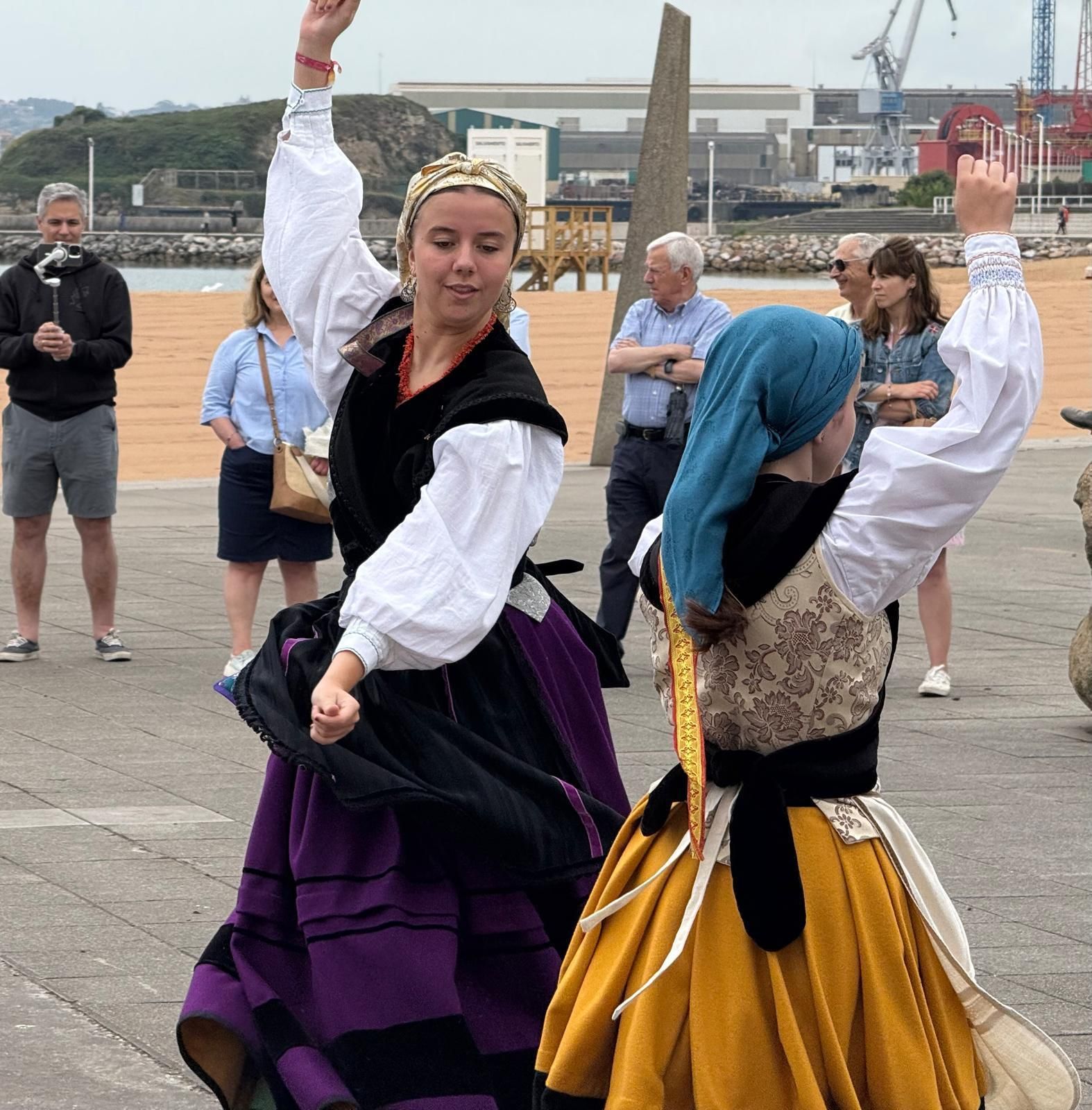 La Fiesta de la Música llena de gaitas y folklore las calles de Gijón (en imágenes)