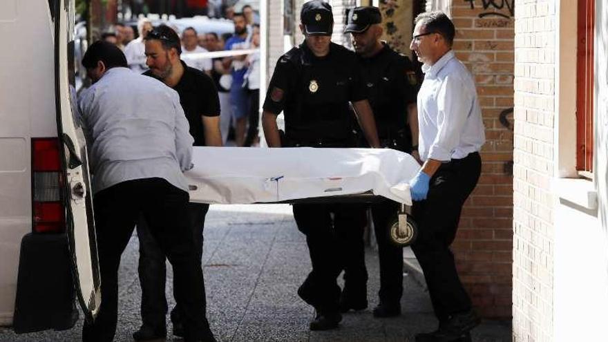 Operarios trasladan el cadáver del agresor. // Jaime Galindo/El Periódico de Aragón