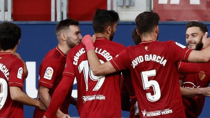 Jugadores del Osasuna celebran el triunfo ante el Cádiz.