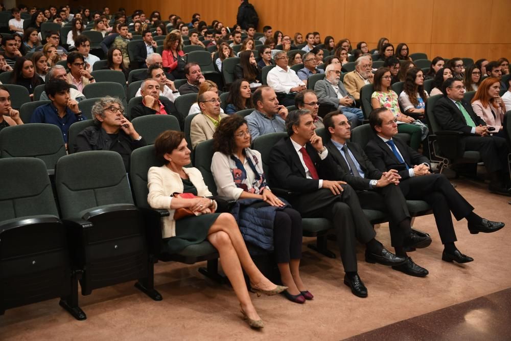 Sobre la situación en Cataluñam, el exvicepresidente del Gobierno critica que "los que tienen la misión de hacer cumplir" la ley "violen el sistema democrático".