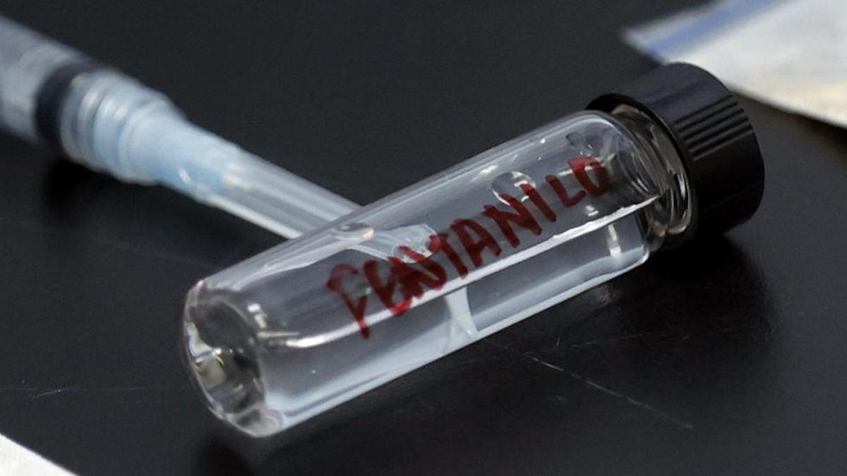 Un bote con una muestra de fentanilo.