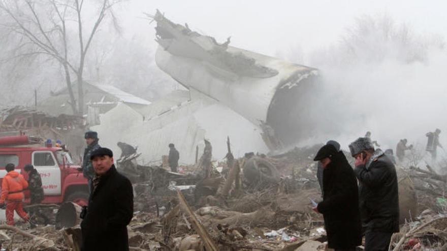 Decenas de muertos en el accidente de un avión en Kirguistán