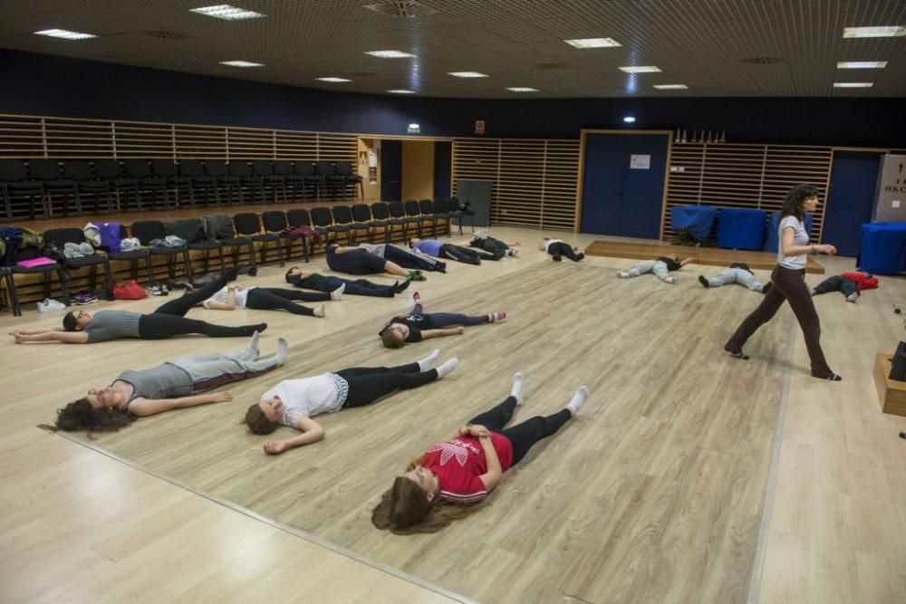 Sesión de expresión corporal en los ensayos del Joven Coro de la Fundación Princesa de Asturias