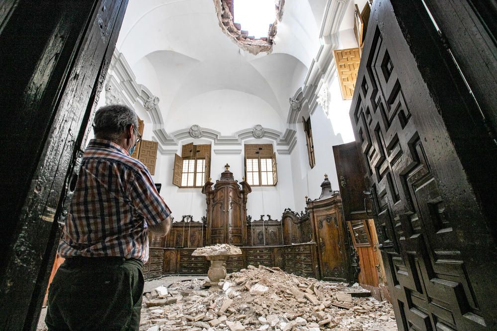 Parte de la cubierta de la sacristía de la iglesia de las Santas Justa y Rufina se ha venido abajo. El templo se ha visto afectado por las lluvias de la DANA y esta primavera.