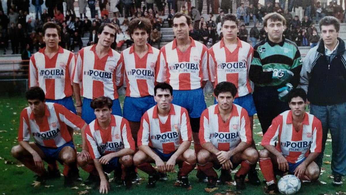 Una alineación del Alondras en la que estaba Dominguitos antes de retirarse: el segundo por la derecha y agachado. El entrenador de aquel equipo era el hoy presidente, Rafa Outeiral (de pie, primero por la derecha).
