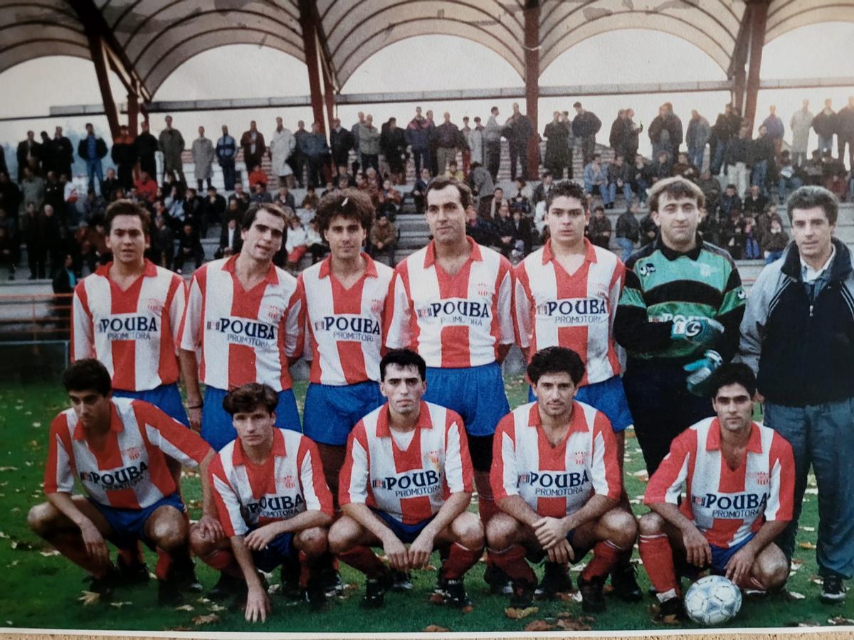 Una alineación del Alondras en la que estaba Dominguitos antes de retirarse: el segundo por la derecha y agachado. El entrenador de aquel equipo era el hoy presidente, Rafa Outeiral (de pie, primero por la derecha).