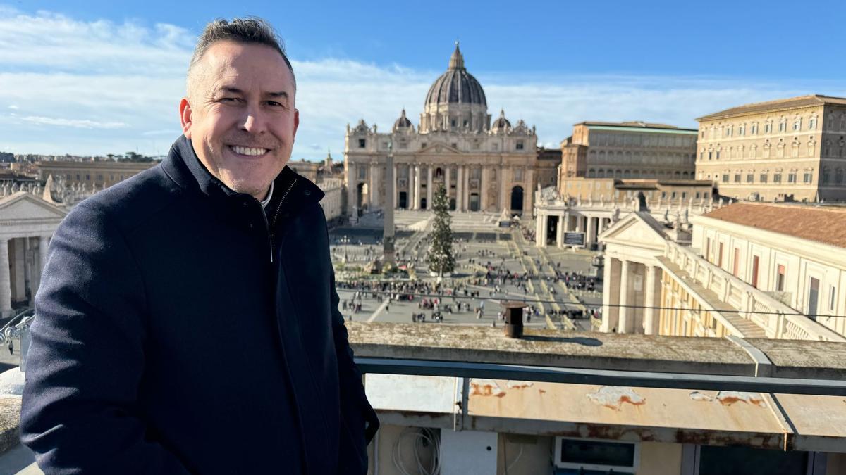 El cura sevillano Antonio Torres con la basílica de San Pedro al fondo