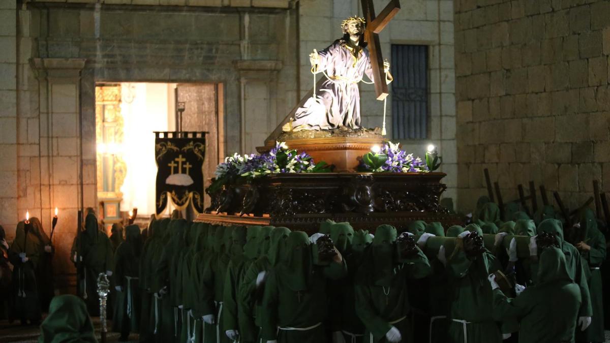Llegada del Cristo de la Caída a la Arciprestal de San Martín.