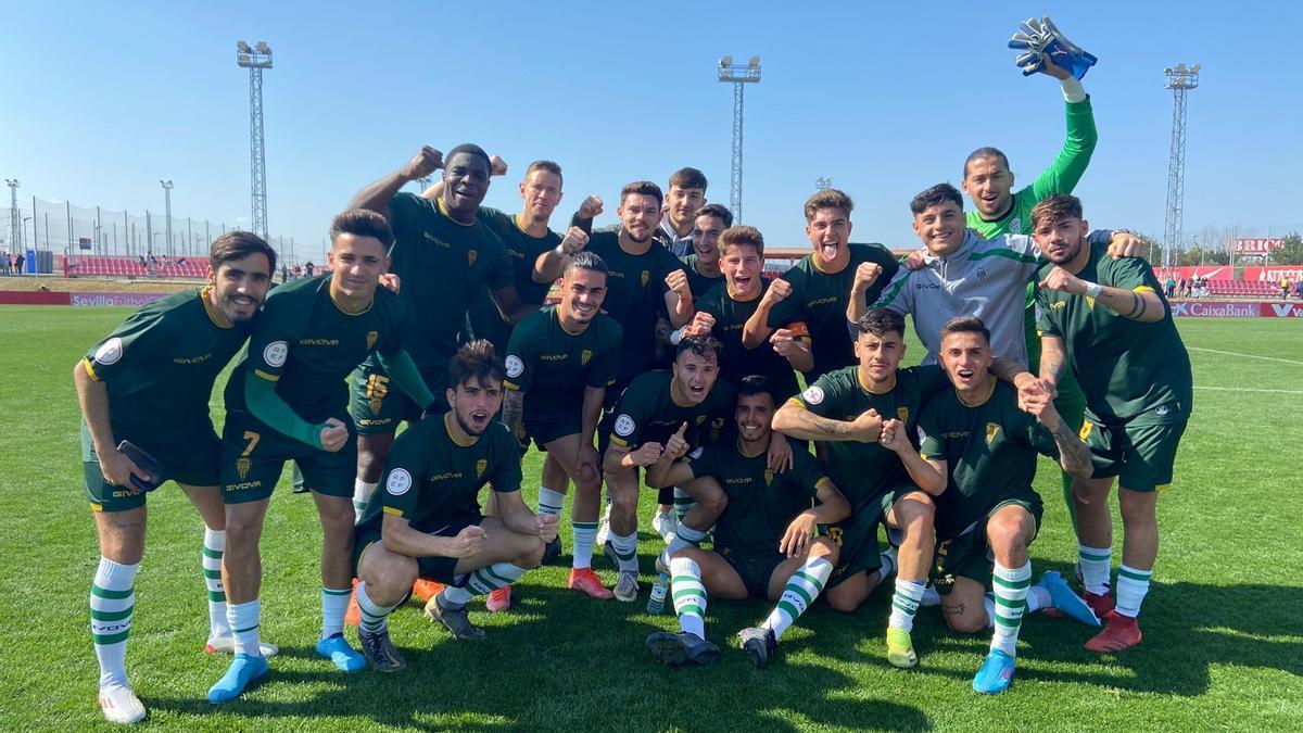 La plantilla del Córdoba CF celebra su triunfo frente al Sevilla C.