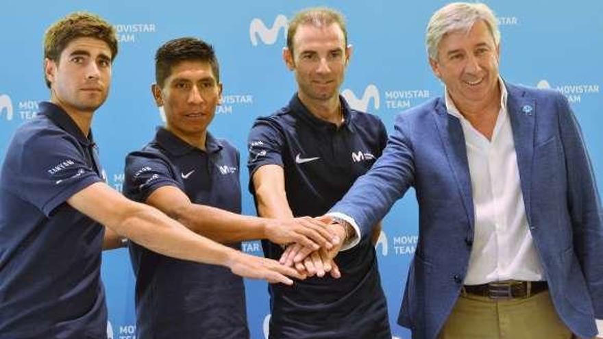 Mikel Landa, Nairo Quintana y Alejandro Valverde, junto a Unzué.