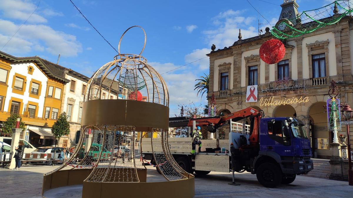 Instalación de la decoración navideña del año pasado en la plaza del Ayuntamiento