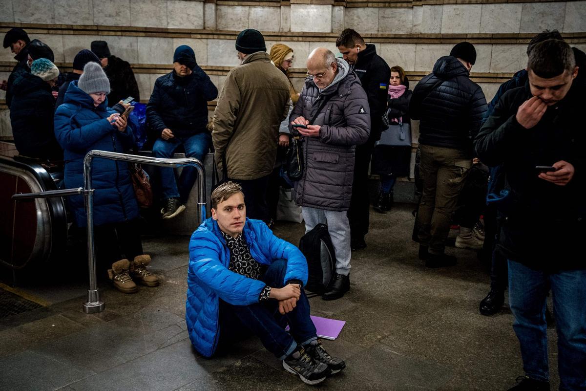 Los residentes se refugian en una estación de metro durante una alarma de ataque aéreo en la capital ucraniana de Kiev el 10 de febrero de 2023, en medio de la invasión rusa de Ucrania.