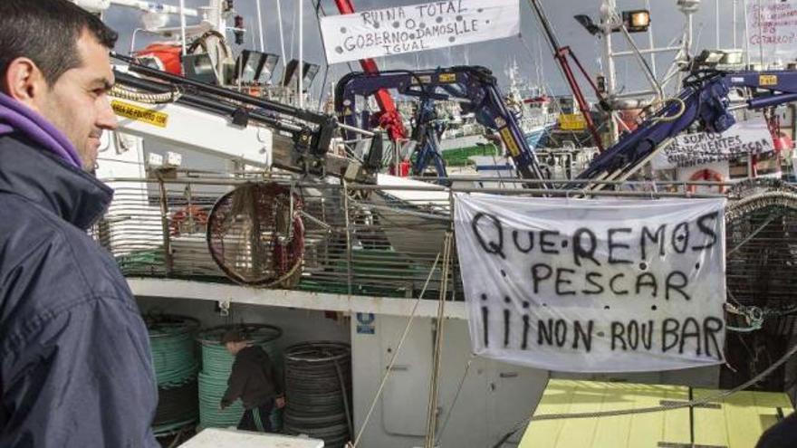 Un momento de la protesta, ayer, en el muelle pesquero de Oza. / 13fotos