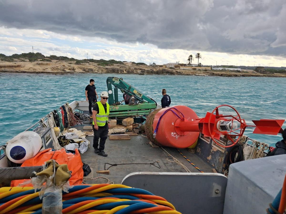 Trabajos en el puerto de la Savina para sustituir las balizas afectadas por el temporal