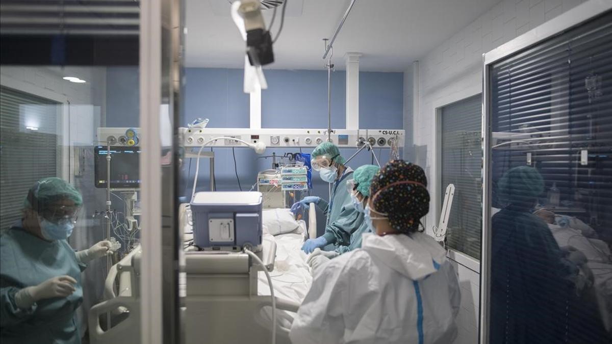 Barcelona    08 01 2021   Sociedad     Personal sanitario atendiendo a pacientes de Covid 19 ingresados en la UCI del Hospital del Mar       Fotografia de Jordi Cotrina