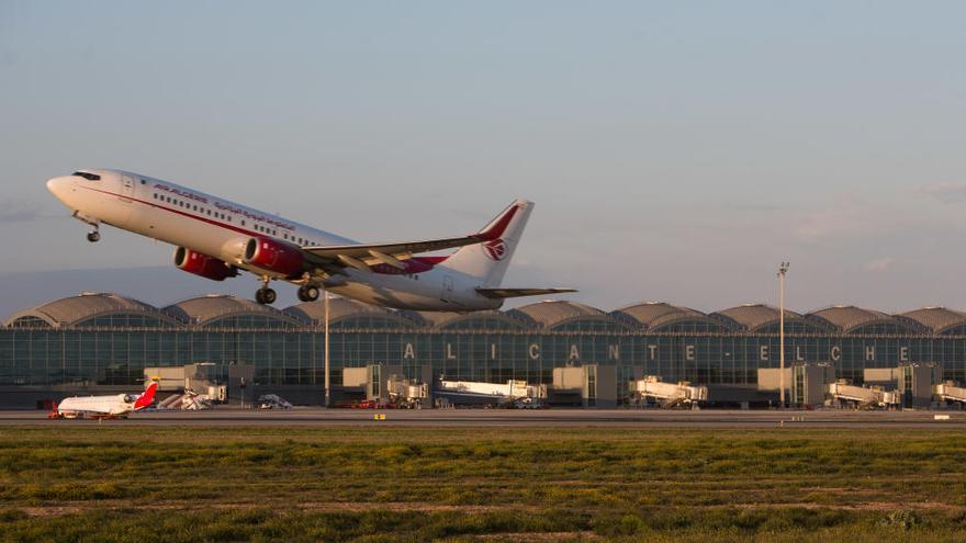 Un avión despega en el aeropuerto de Alicante-Elche.