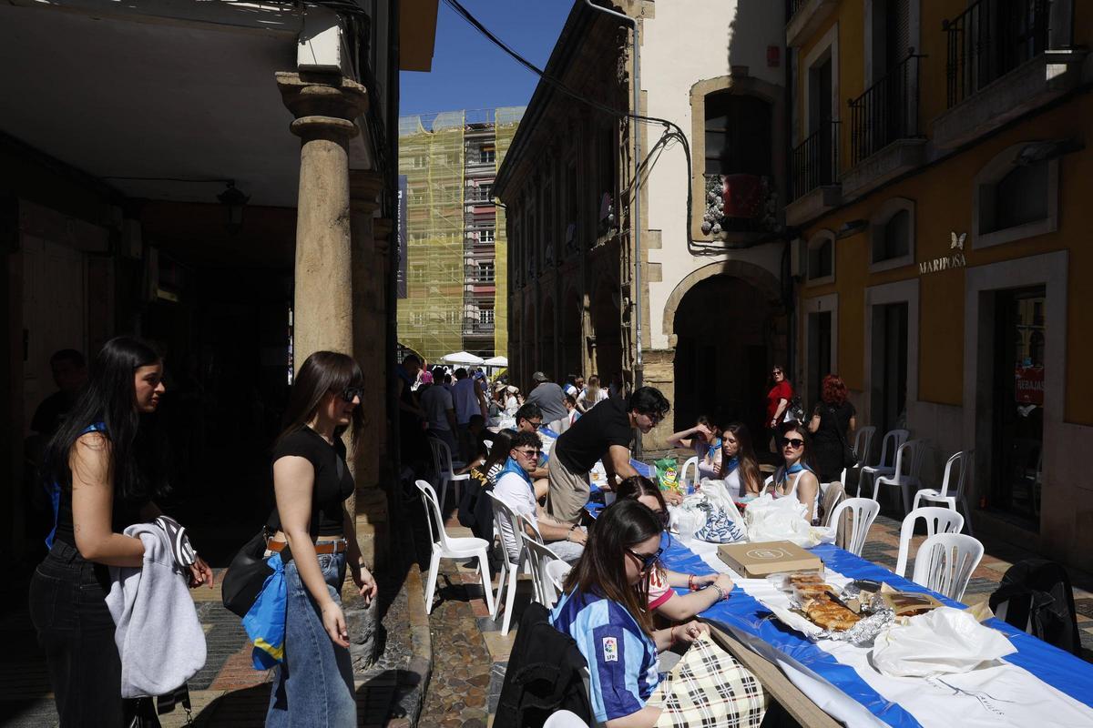 EN IMÁGENES: La multitudinaria Comida en la Calle en Avilés