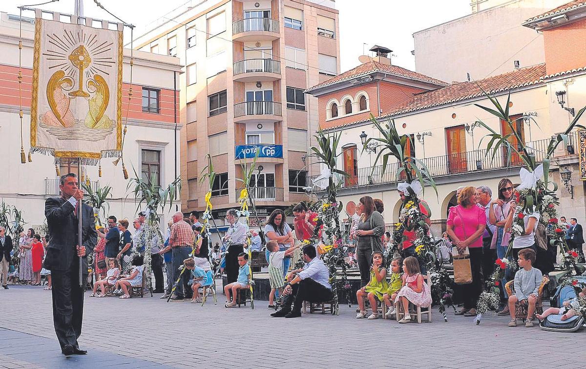 Nombroses famílies de Nules es reuniren en la plaça Major per a participar en la festa de les Barraquetes.