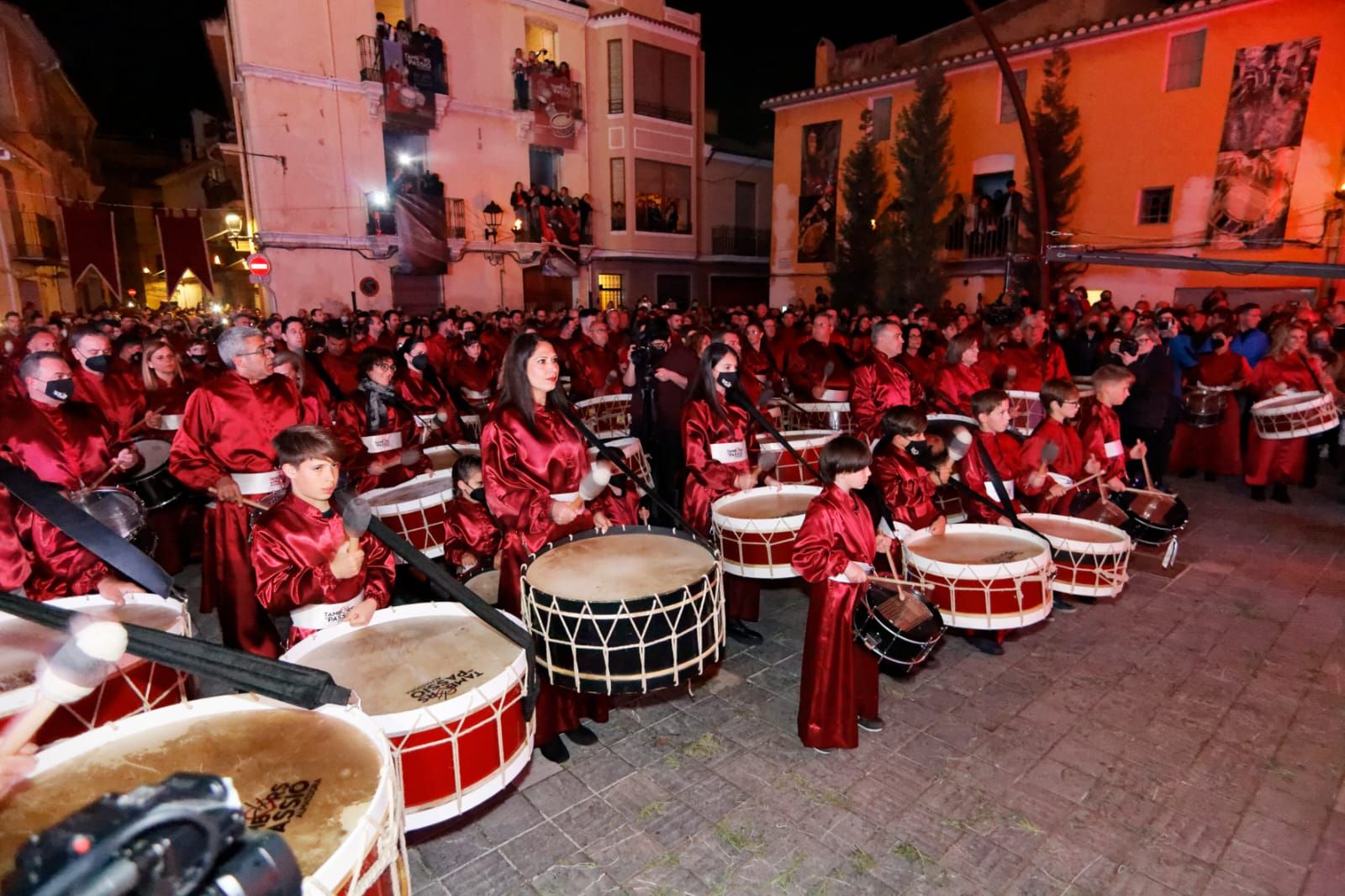 Els Tambors de Passió hacen vibrar Almassora en una noche mágica