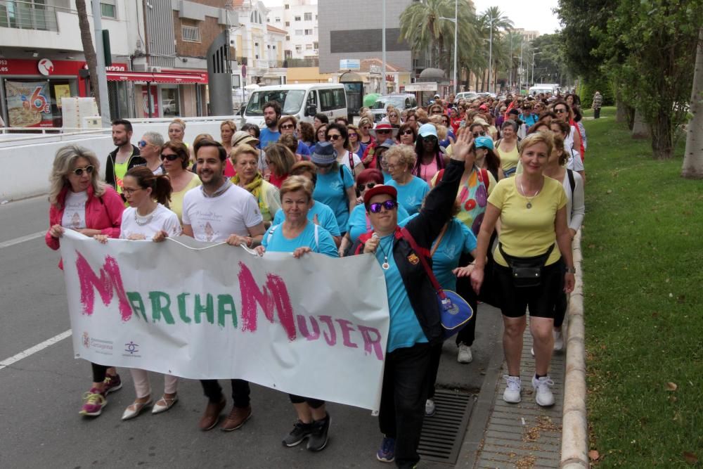 Más de un centenar de personas se suma a la Marcha