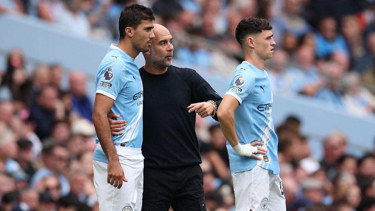El entrenador del Manchester City, Pep Guardiola, habla con Rodri durante un partido de la Premier League