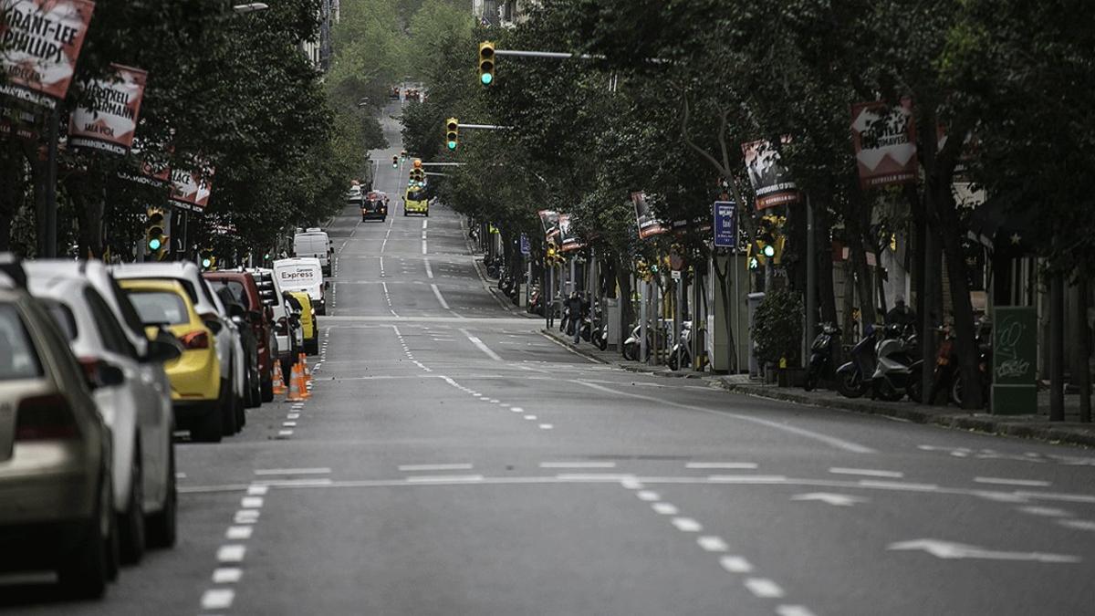 La calle de Muntaner de Barcelona, prácticamente desierta, el pasado 1 de abril, en pleno confinamiento