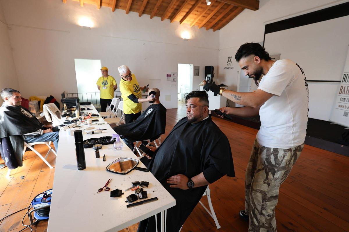 Las imágenes de la jornada de cortes de pelo solidarios en Ibiza