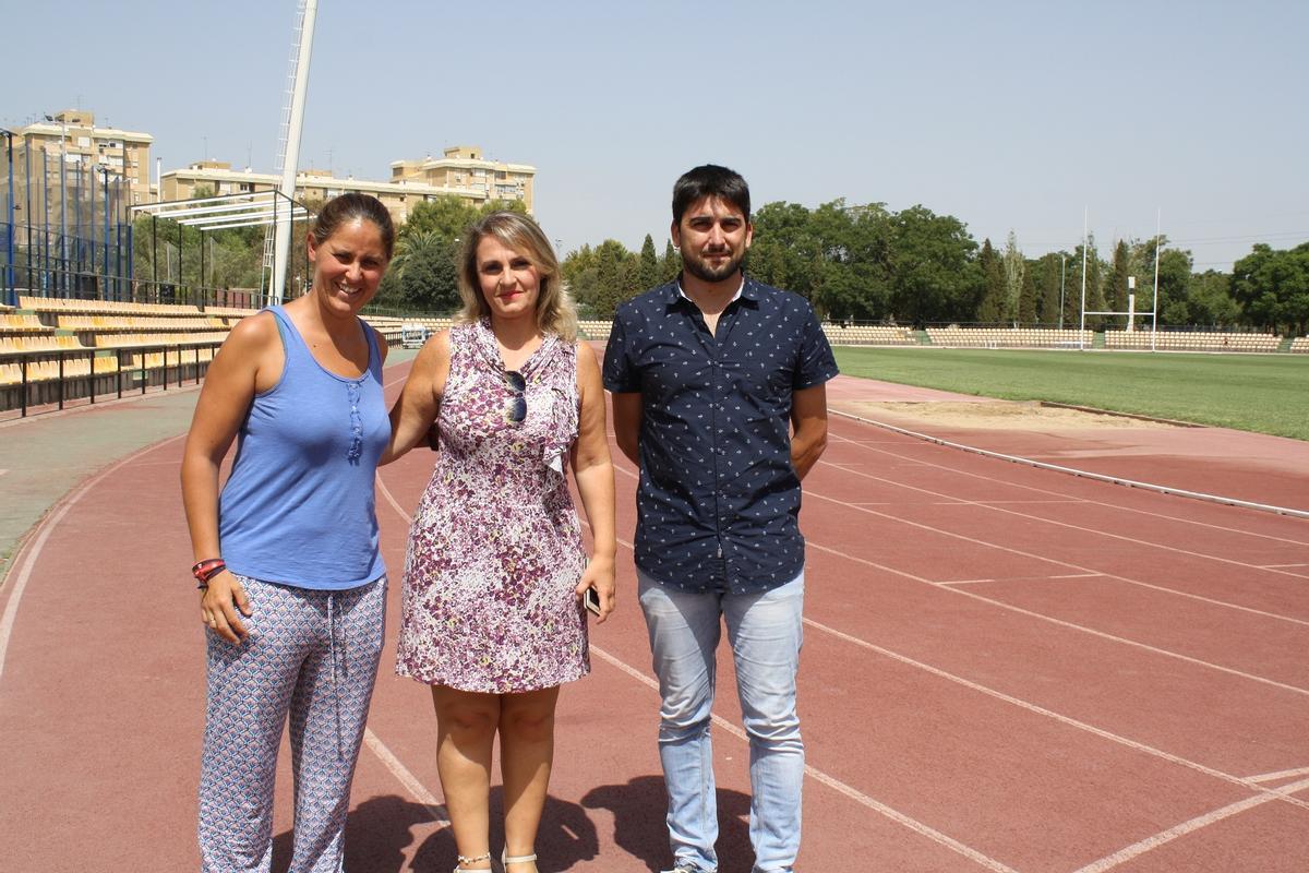 Rocío Cubero, sobrina de Ruiz Bernal, con los miembros de IU Eva Oliva e Ismael Sánchez en la pista. / El Correo