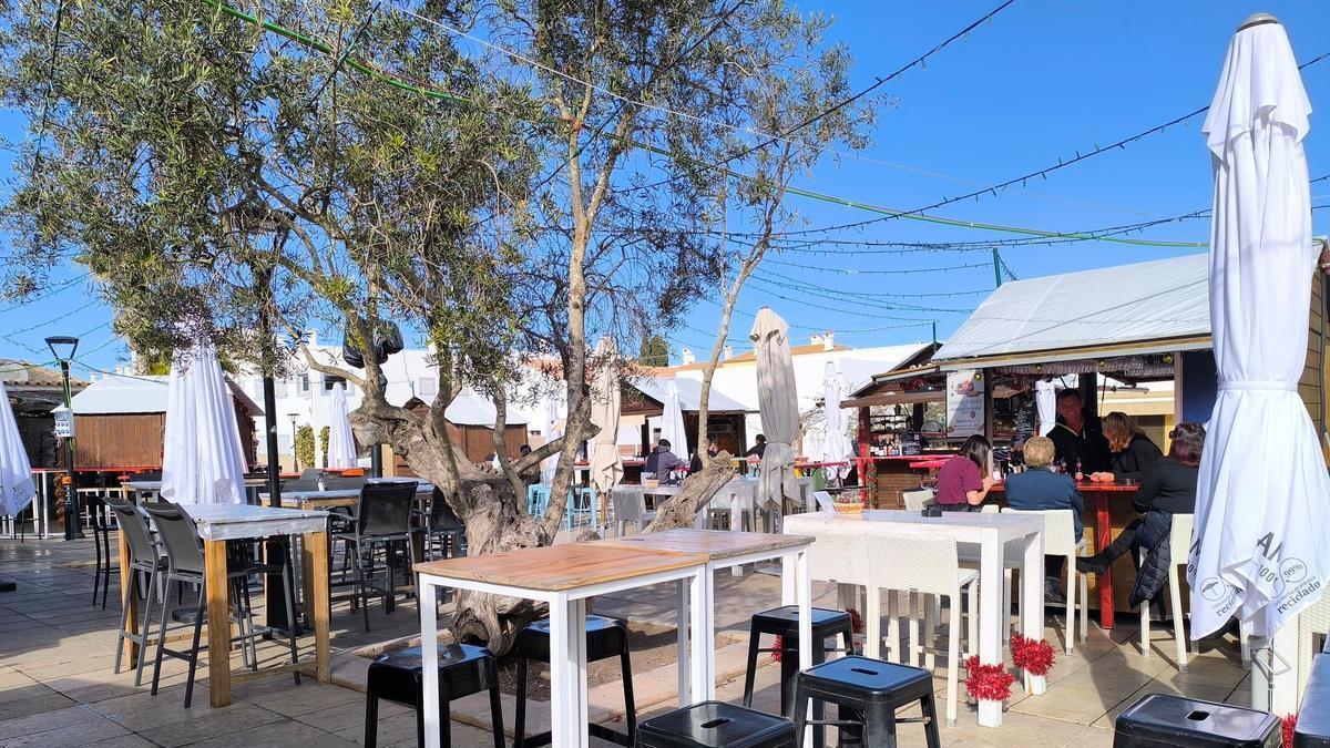 Las casetas del Mercado de Navidad en una imagen tomada este jueves a mediodía