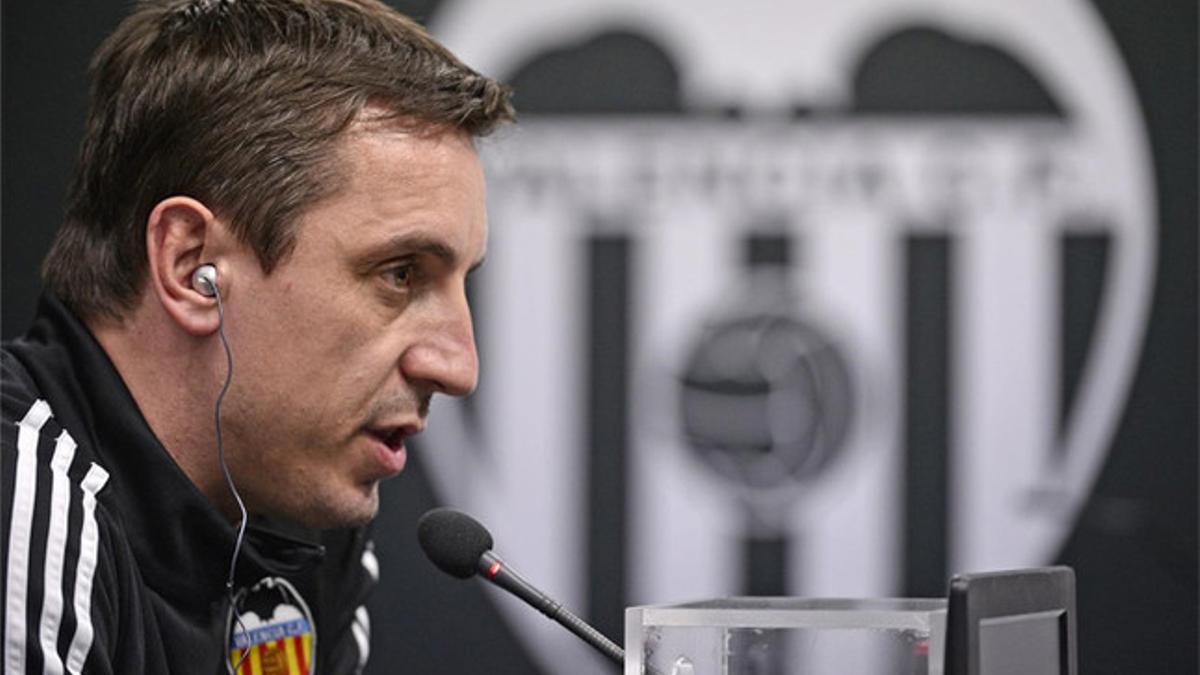 Gary Neville ha recibido duras críticas del representante de Yaya Touré