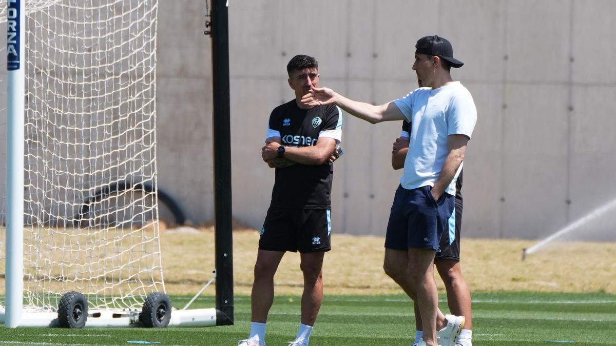 Voulgaris conversa con Pablo Hernández en la Ciudad Deportiva Globeenergy.