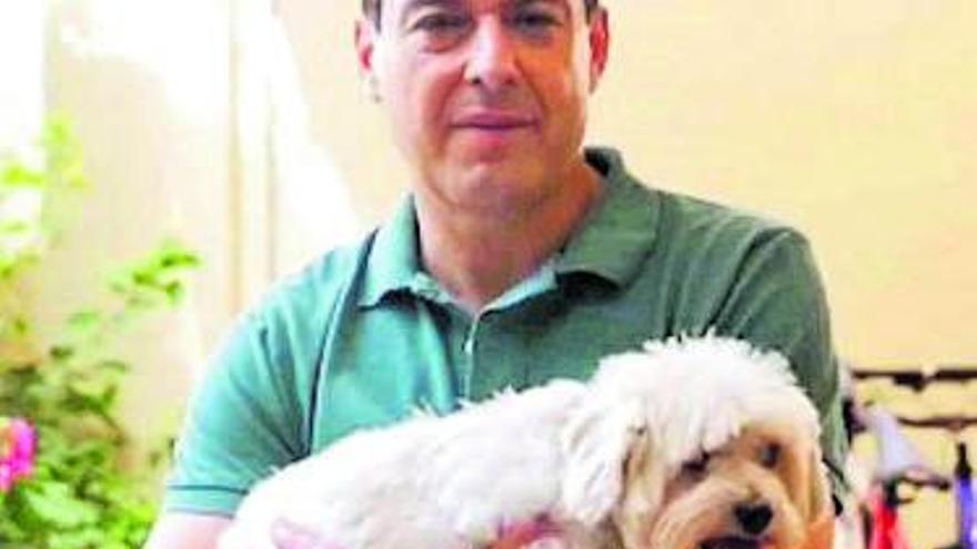 Toby, el perro de Moreno Bonilla, también votó