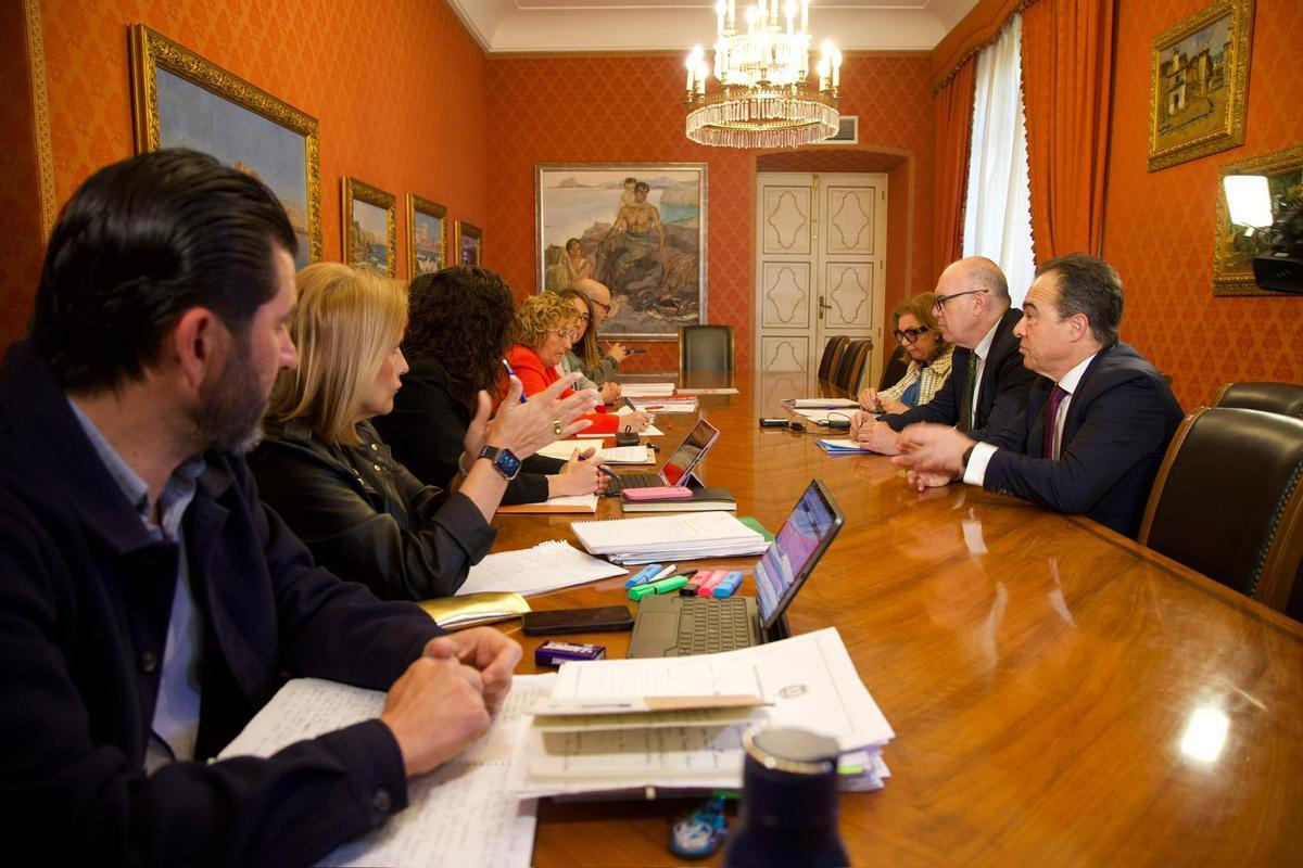Los instantes previos al comienzo de la comisión de investigación por el escándalo de las viviendas protegidas de Alicante.