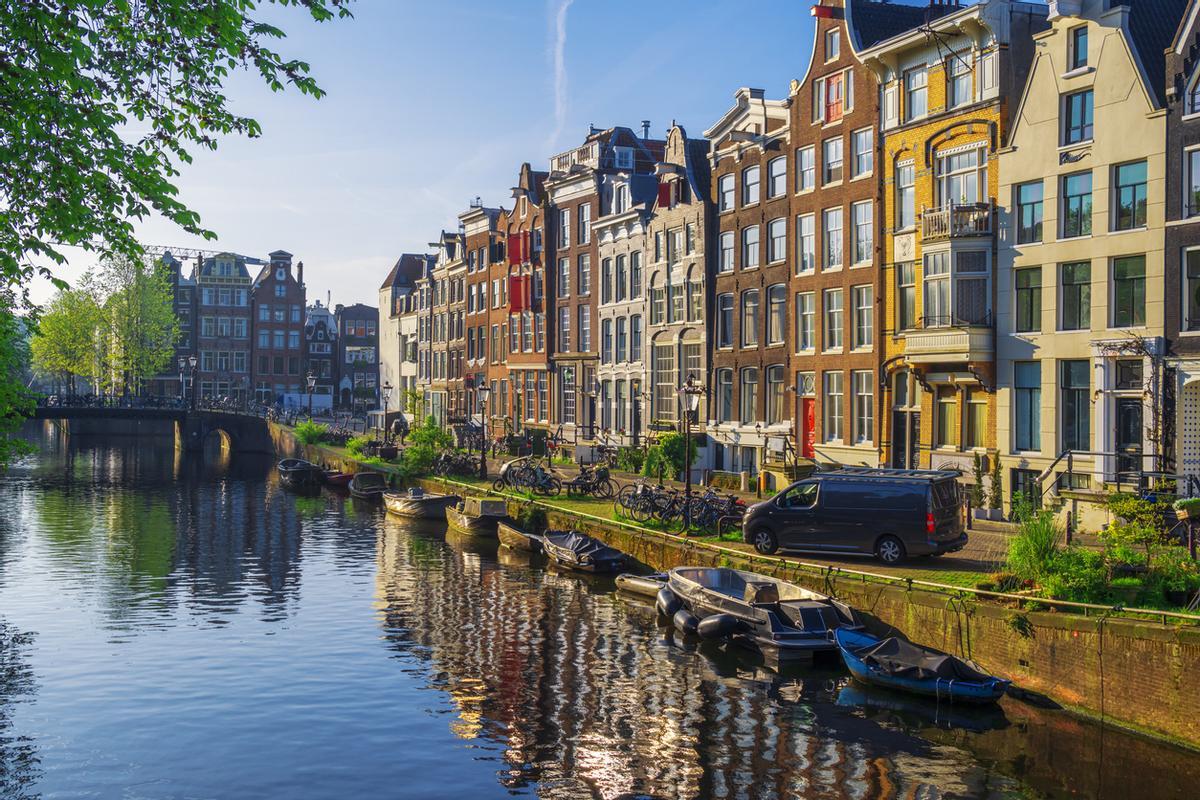 El centro de Ámsterdam con casas en el canal y barcos en el canal