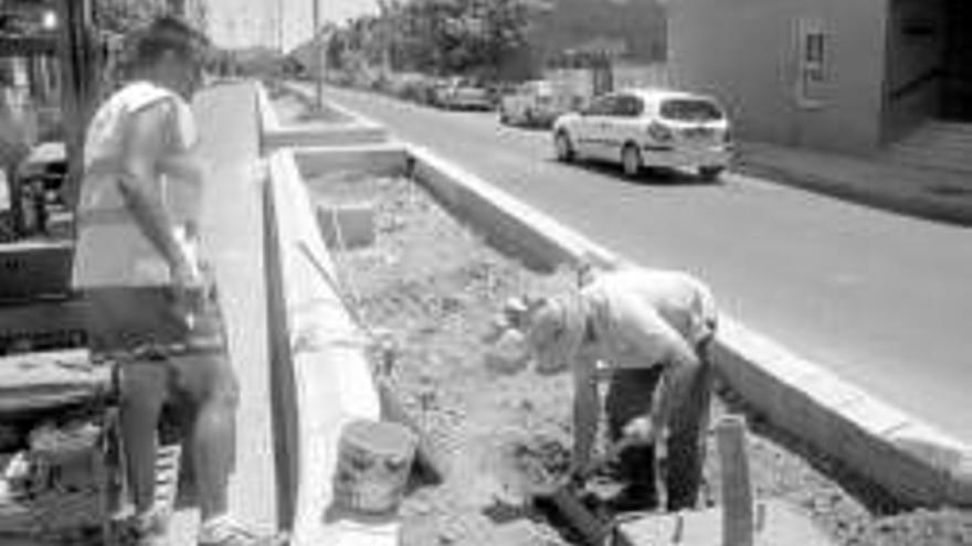 LOS ARRIATES IMPIDEN APARCAR EN LA MEDIANA DE LA AVENIDA