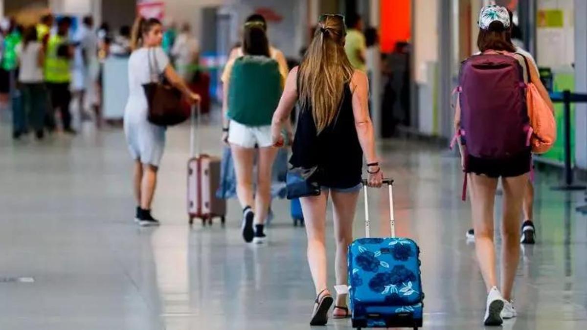 Tusitas con maletas en el aeropuerto de Ibiza en una imagen de archivo.