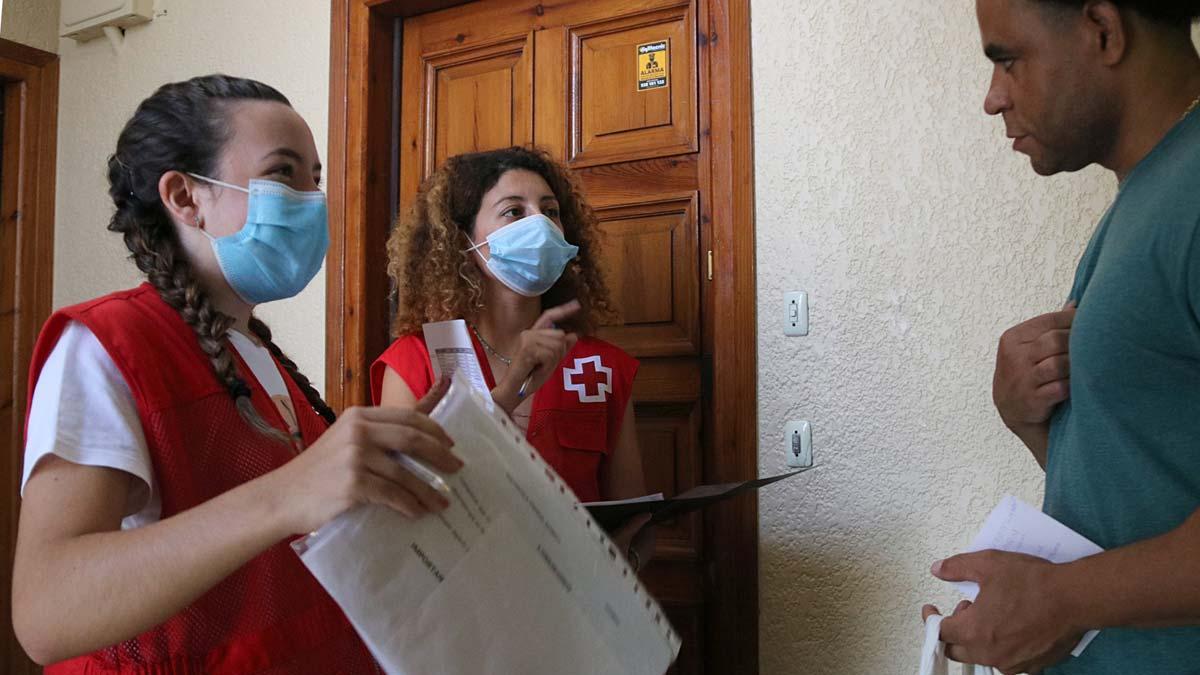 Voluntarias de la Creu Roja en el Alt Penedès reparten material escolar a familias necesitadas