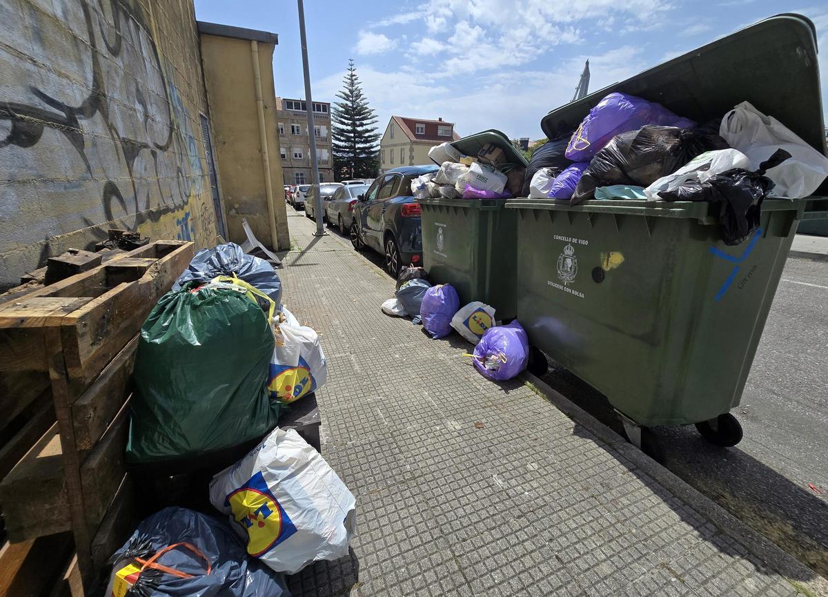 Las bolsas y desperdicios se acumulan en Vigo por la huelga de basura
